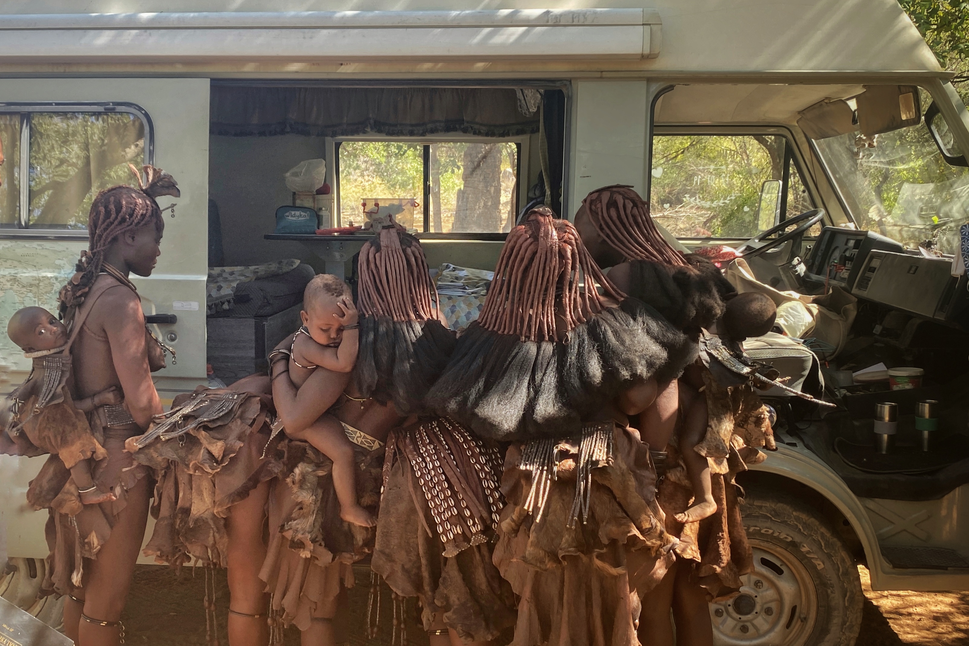 Femmes himbas autour d’Oscar